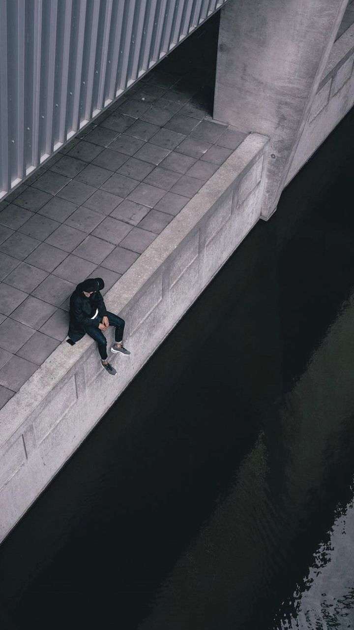 有没有看起来很压抑孤独的全面屏手机壁纸可以推荐的吗?