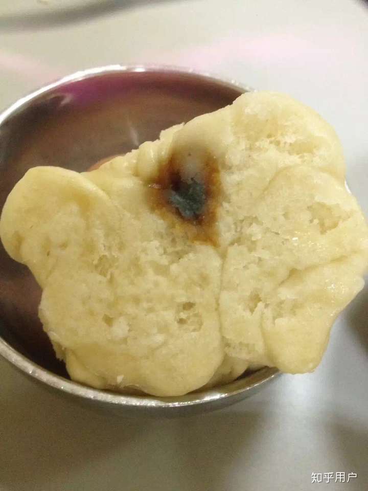 北京一家莆田系试管婴儿医院,食堂就吃这样的馒头,有的馒头比这个情况