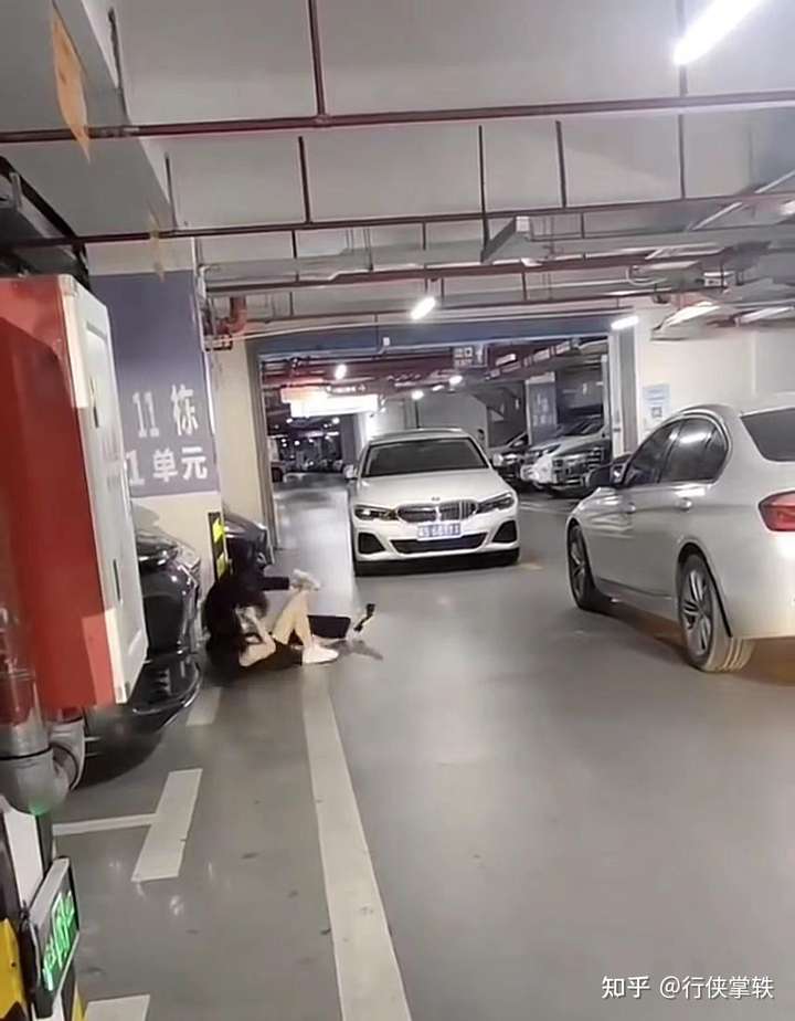 Female car owner of two BMWs in Guangdong Fighting each other, the skirt is no match for the suit! Man was bullied online for failing to stop fight