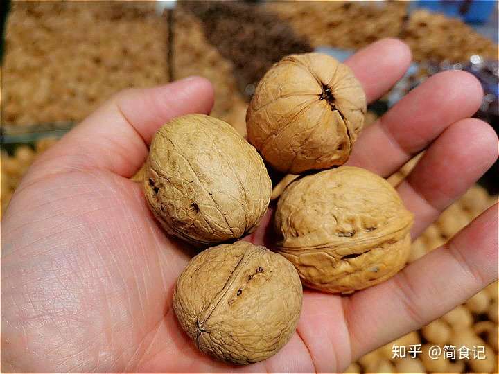 买核桃时 遇见这种 假核桃 再便宜也别买 为了健康 别犯错 知乎