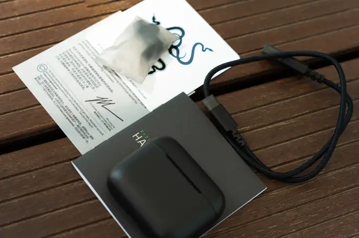 炫酷RGB灯效、电竞级体验，雷蛇战锤狂鲨真无线二代游戏耳机评测