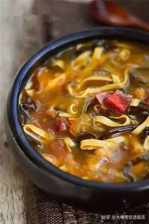 美食diy 北方常见的小吃之一 汤汁粘稠 酸辣开胃 天冷来一碗暖暖的 知乎