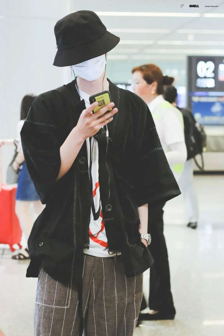 会穿搭行走的衣架子宝藏男孩王一博原来这么会混搭