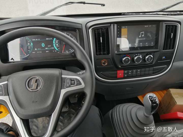 五散人 陕汽德龙k3000这款上市才一年的轻卡就是今天我要介绍的 先来