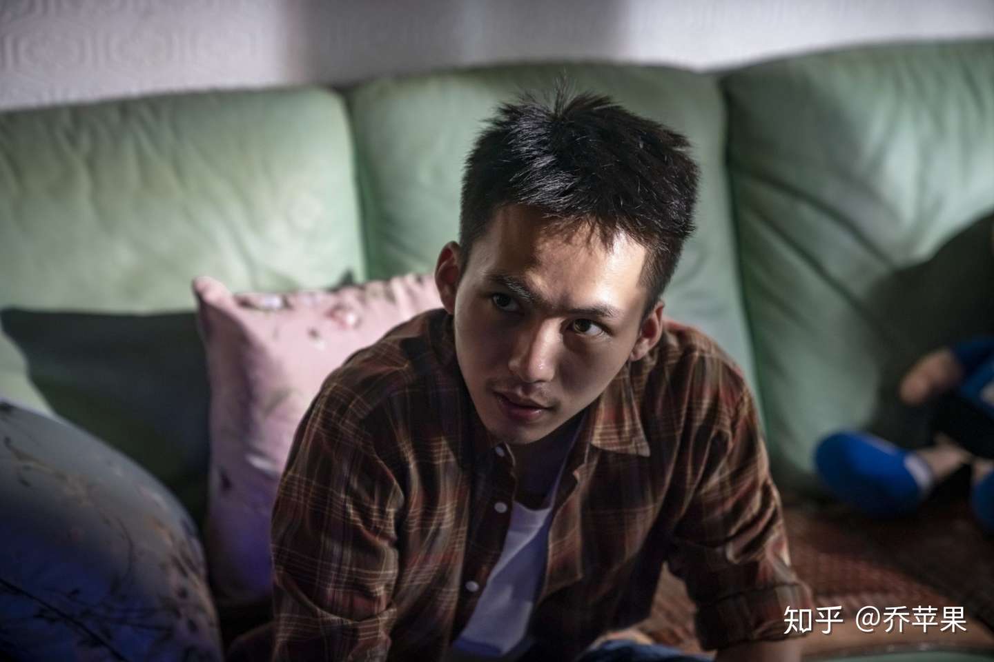 阳光普照 万物皆有裂痕 那是光进来的地方 知乎