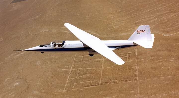 NASA������70���ĩ��AD-1б���о���  ����������0��-60�Ƚ�֮��ת������Ӧ��ͬ�����ٶȣ���б��ʱ���ԳƵ���۸��������ֲ���ȫ�ĸо��������ҾͲ���˵�ˣ�����Ȥ�Ŀ����Լ���һ���顣