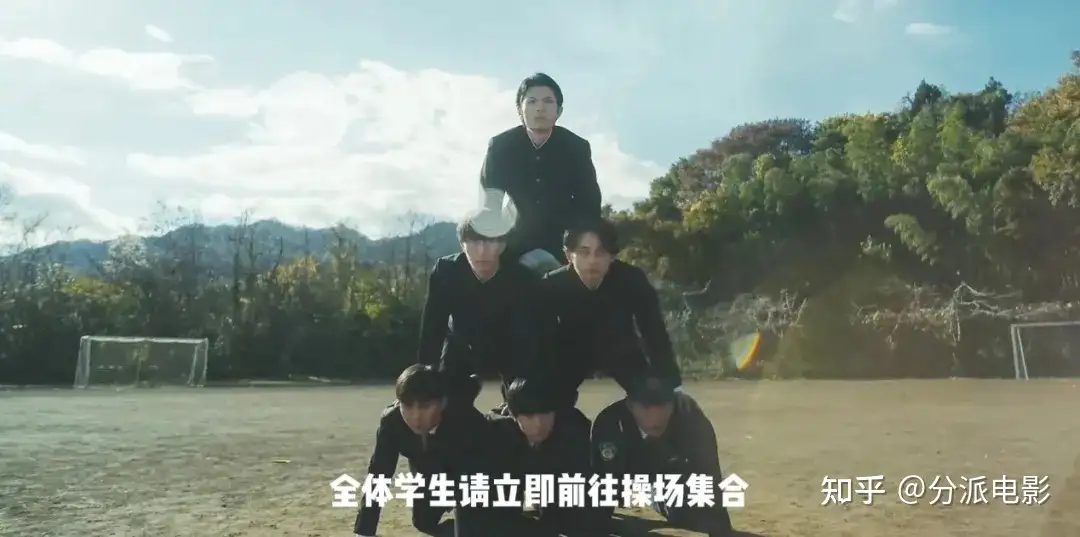 《新集体》荒诞诡异+抽象惊悚,年度“发疯”恐怖片