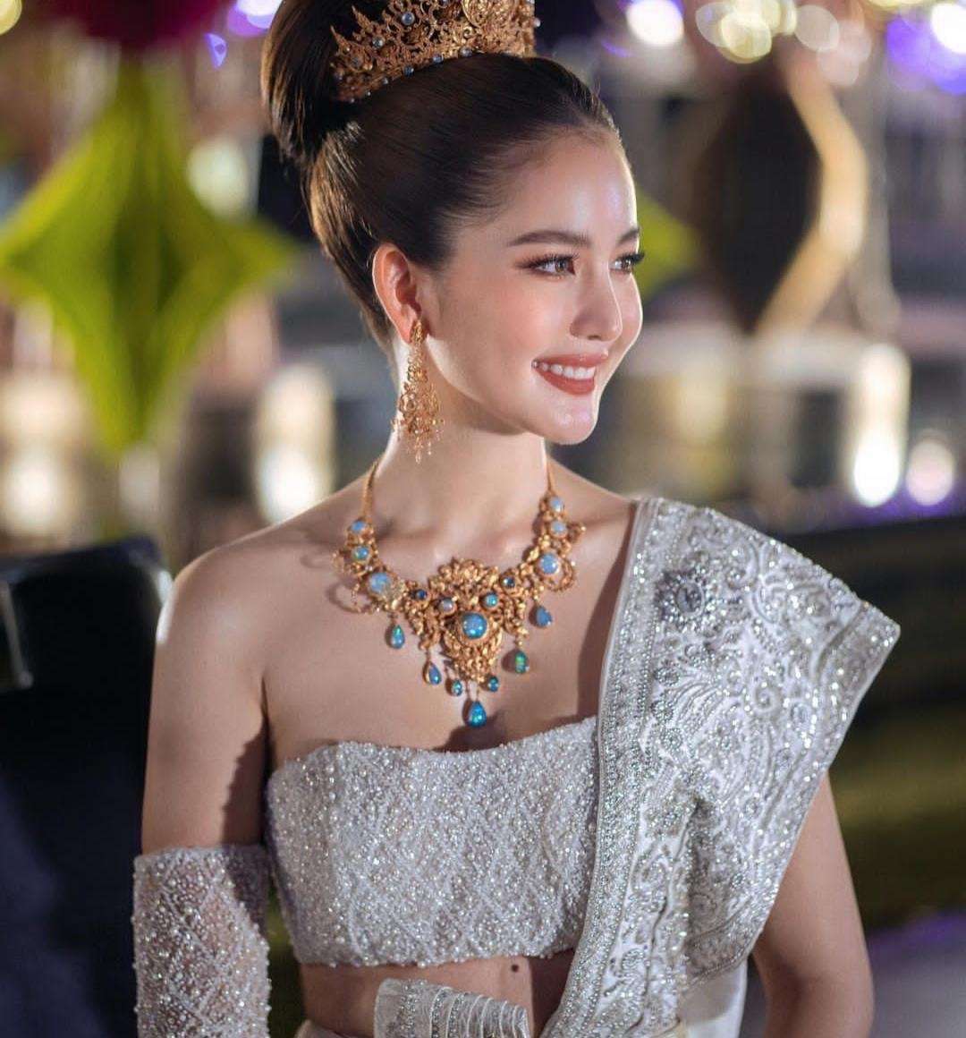 聋子小哥 的想法: 泰国女星bow身穿泰国传统服装,身材高挑… - 知乎