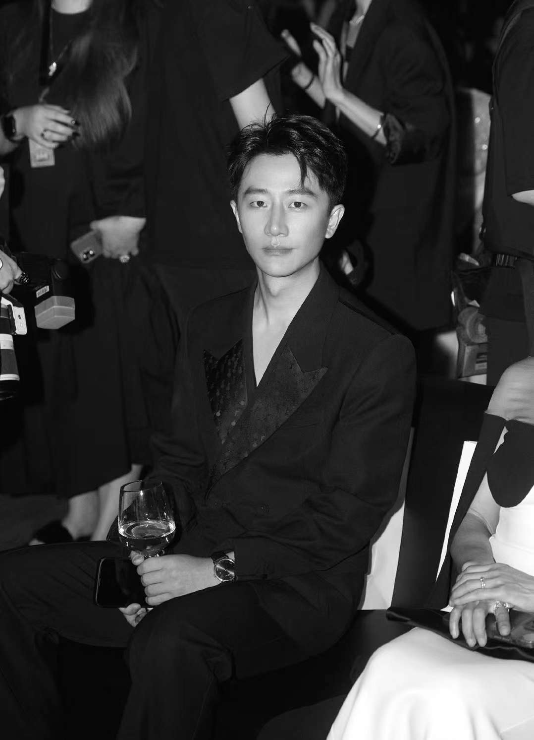 光影无际 的想法: 黄轩时尚大片 | 哈哈,一直说黄轩"身价… - 知乎