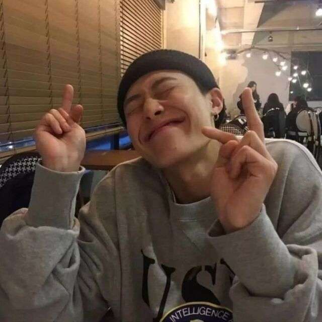 有哪些笑的很好看的男生图片可以当头像?