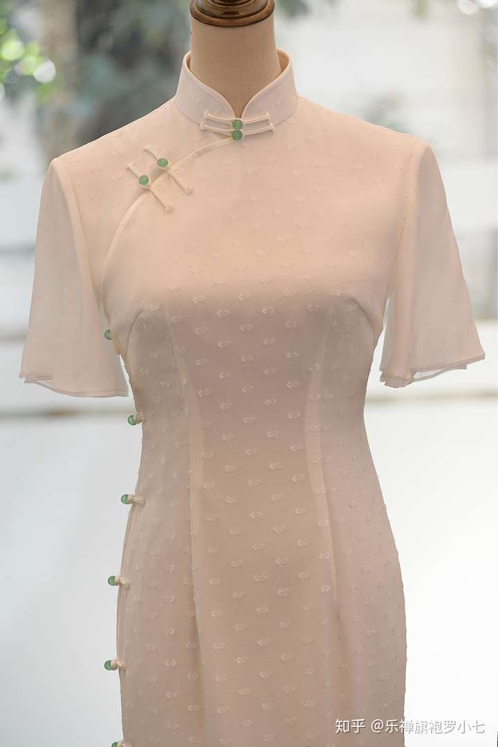 不管是任何面料任何款式,一席白色旗袍就足以让人着迷