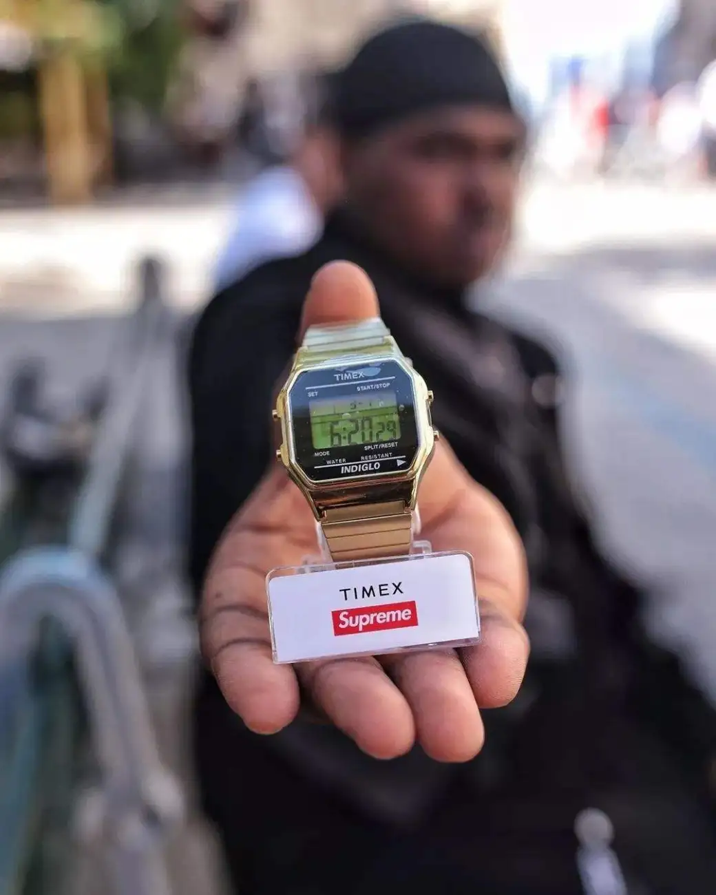 大人も着やすいシンプルファッション Supreme timex Digital Watch