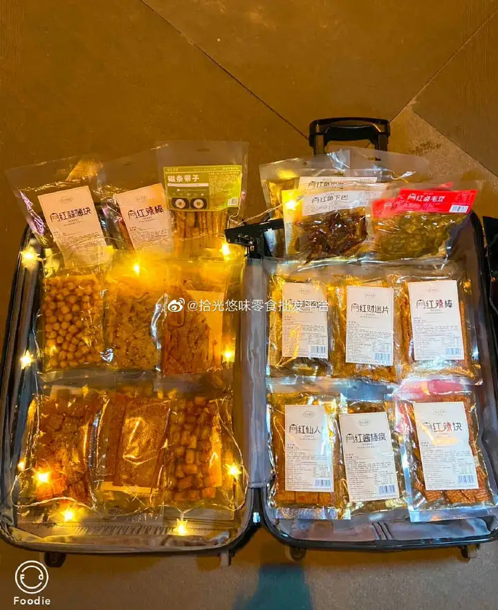夜市摆摊零食一手货源，拾光悠味网红辣条，厂家直销可批发代理。
