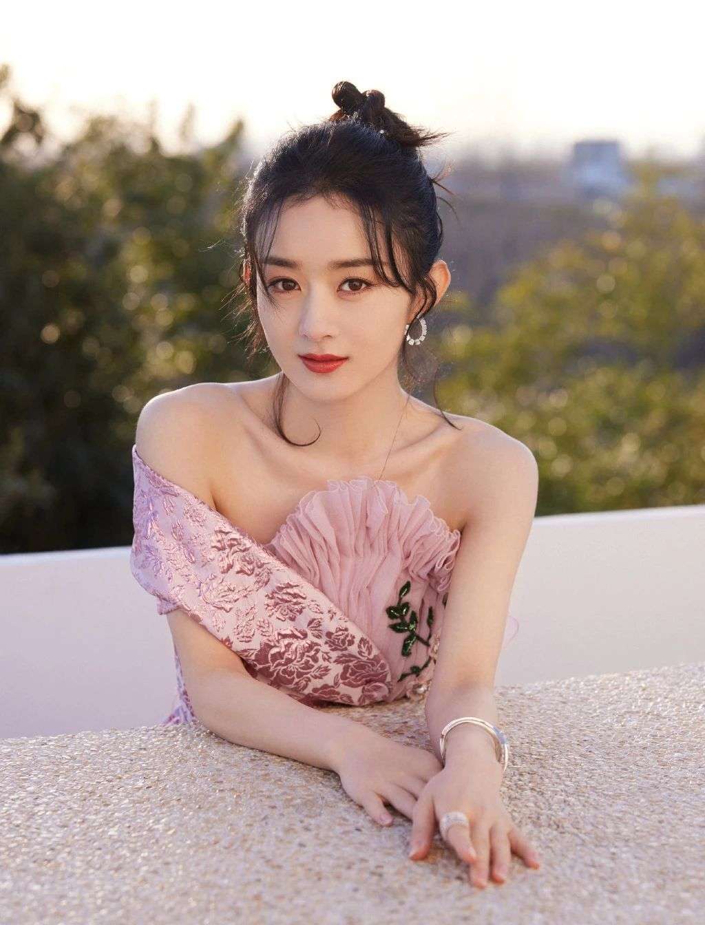 赵丽颖壁纸 一身粉裙彰显甜美优雅 完全是迪士尼在逃公主嘛 知乎