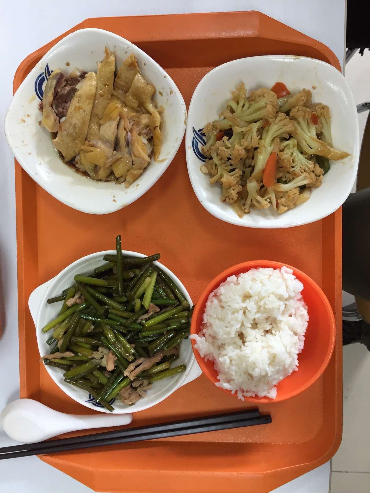 在食堂吃饭注意蔬菜是高蛋白的两倍哦!