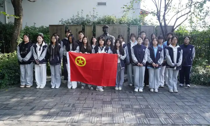 浙江省广播电视中等专业学校何思敬纪念馆参观活动(图1) 浙江省广播电视中等专业学校何思敬纪念馆参观活动(图1)