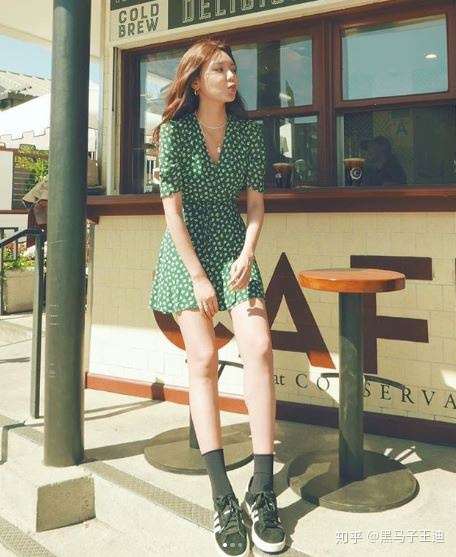 夏日穿搭必备时髦洋装lisa 韩素希都爱澎袖洋装 知乎