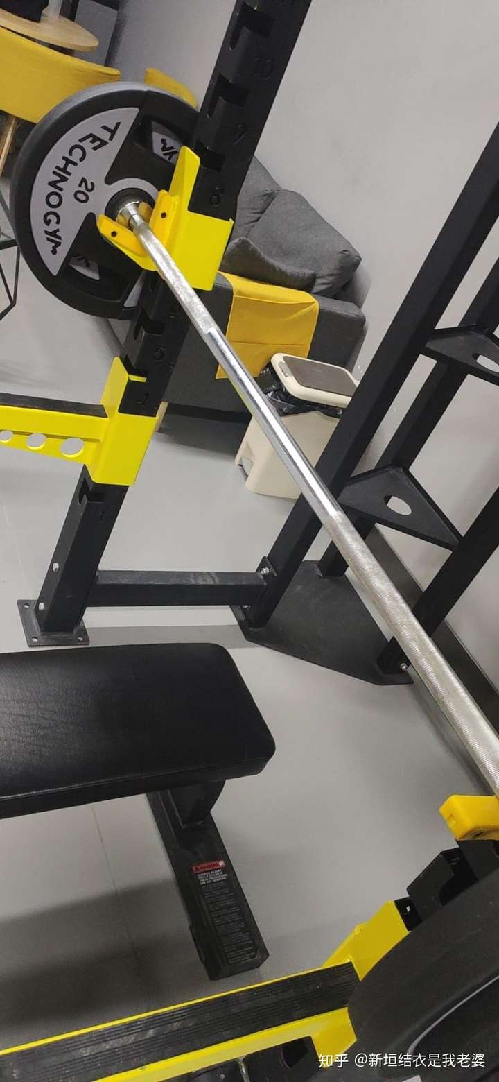 卧推能推60kg却不能起60kg的杠是什么原因