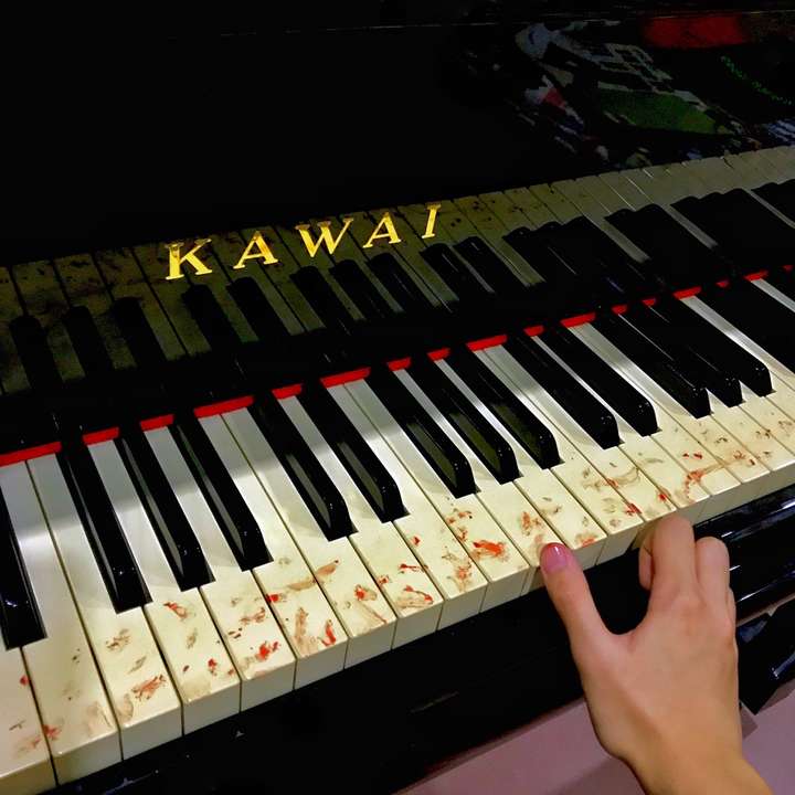 为什么弹钢琴能糊一键盘血…?