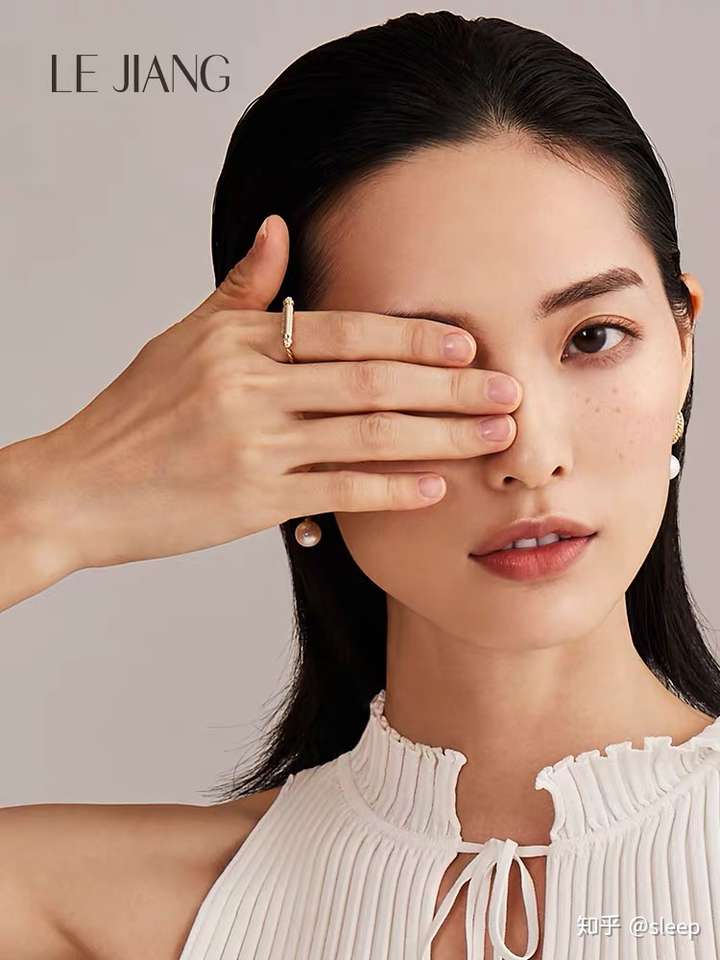 20 岁左右的女人,戴什么样的珠宝配饰更能凸显「高级感」?