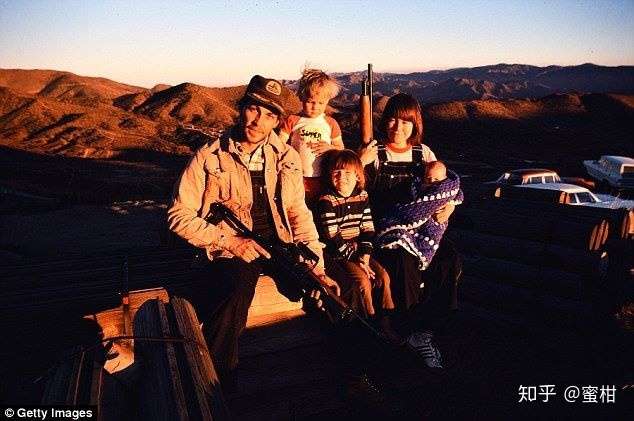 受 父亲吉恩 的 极端宗教观念和躁郁症病情 (此为塔拉