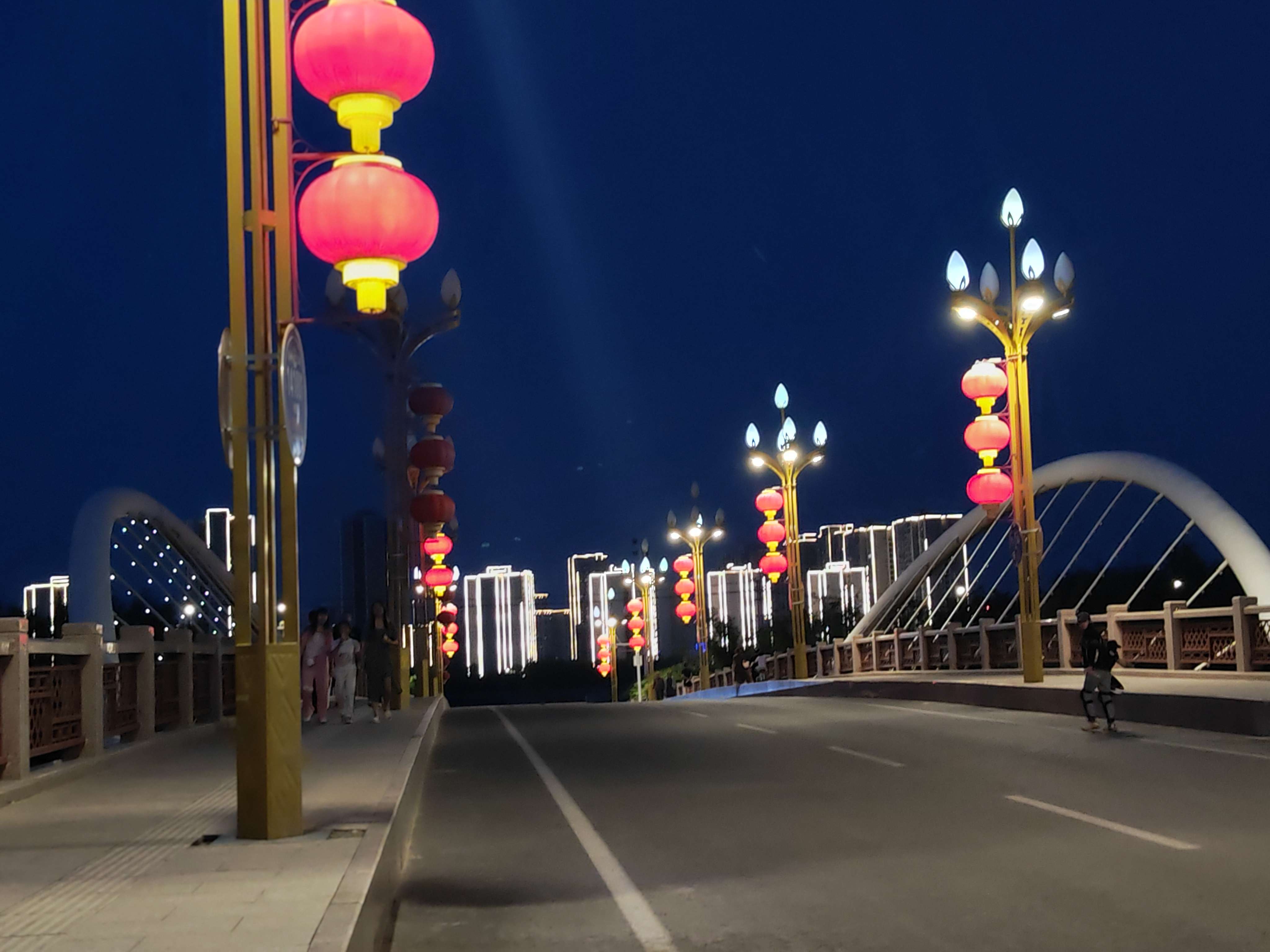 爱文学的桑老师 的想法: 久违的库尔勒夜景,像夜中的月亮一样