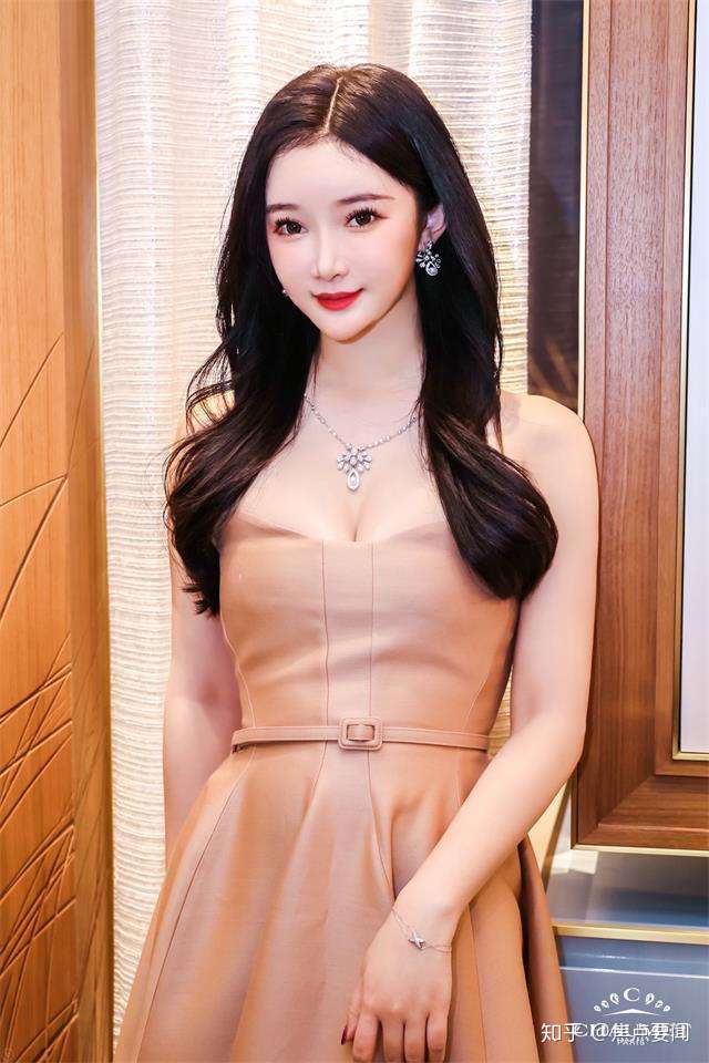 孙心娅受邀参加尚美晚宴与刘亦菲合影气质清纯惊艳全场