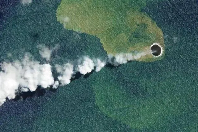 南太平洋海底火山喷出一座小岛 卫星记录岛屿成长过程！