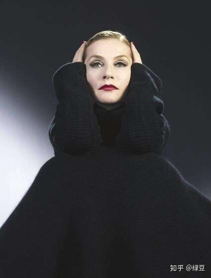 一路呼应,"精致到颤巍的五官",淡褐色的眉眼,古典的鼻子,唇线娇嘴角冷