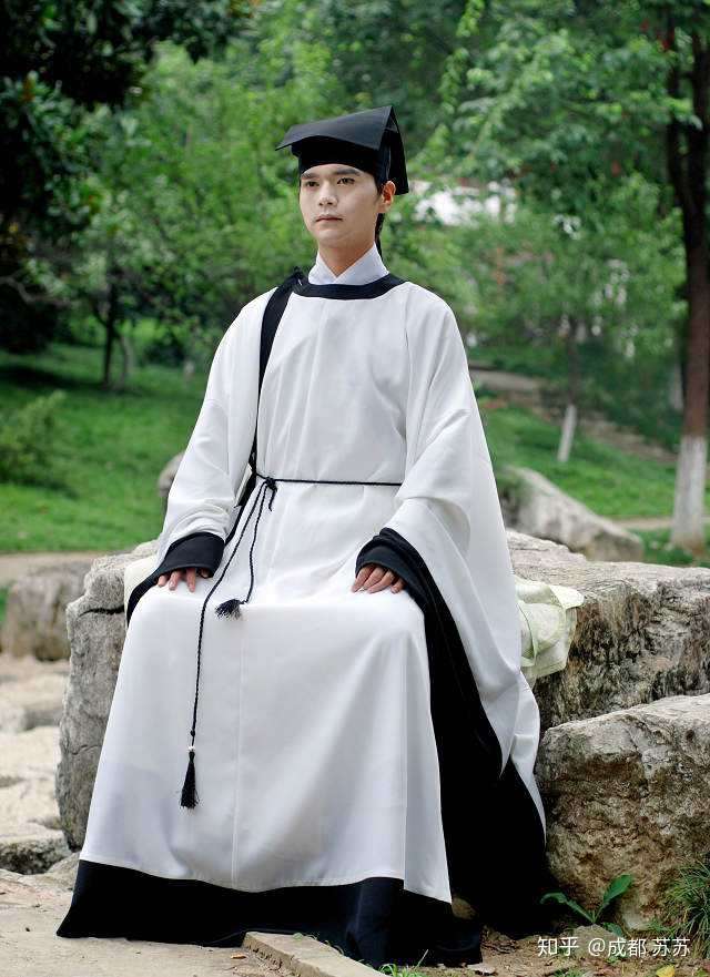 宋朝的澜衫穿起来让你有种书生气质,其实柔弱的你看起来并不柔弱