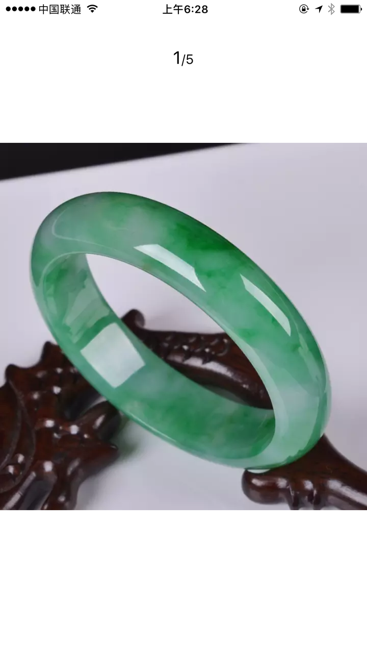 直播间卖翡翠高货,十几万的手镯你们会买吗?