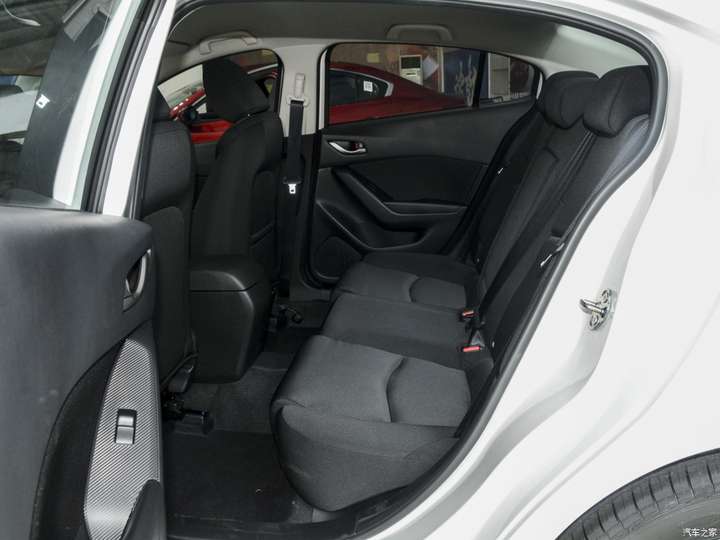 马自达3昂克赛拉,后排座位是真的很小吗?