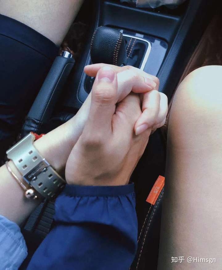 这是我前女友的牵手照,看内饰大神们知道是什么车吗!