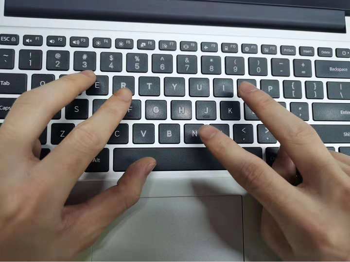 难道二指禅三指禅都没资格碰键盘么…… 我打字不是二指禅或者三指禅