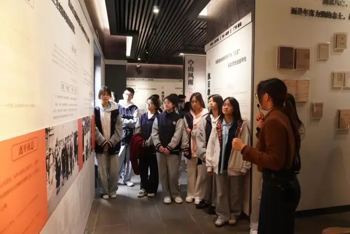 浙江省广播电视中等专业学校何思敬纪念馆参观活动(图4) 浙江省广播电视中等专业学校何思敬纪念馆参观活动(图4)