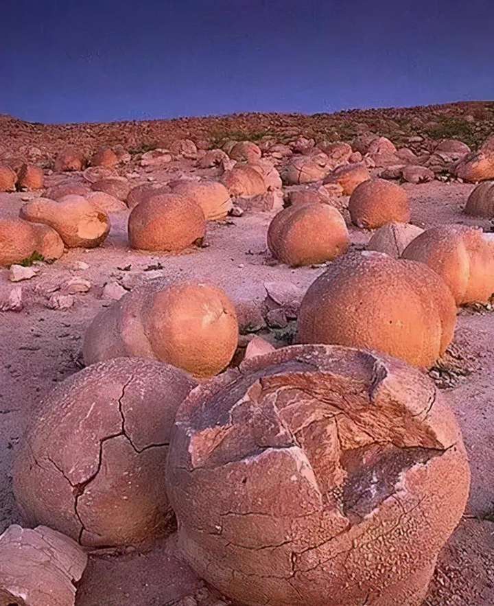 石友天地 文章来源:石友天地公众号 原文链接: 全世界上最疯狂的石头!