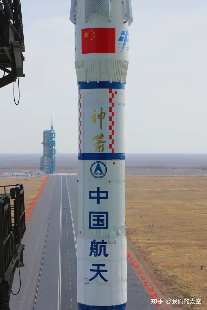 【快讯· 航天】神舟十五号船箭组合体转运至发射区 计划近日择机实施发射