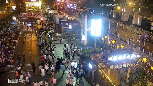 重庆实力宠粉：五一举行升国旗仪式，为了游客再次封桥封路