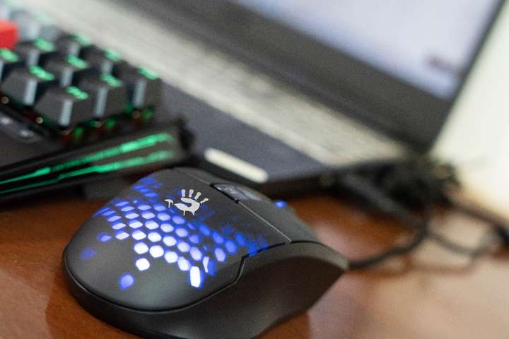 炫酷RGB灯效、宏编程等加持，血手幽灵ES30 Plus轻量化鼠标助力极致游戏体验