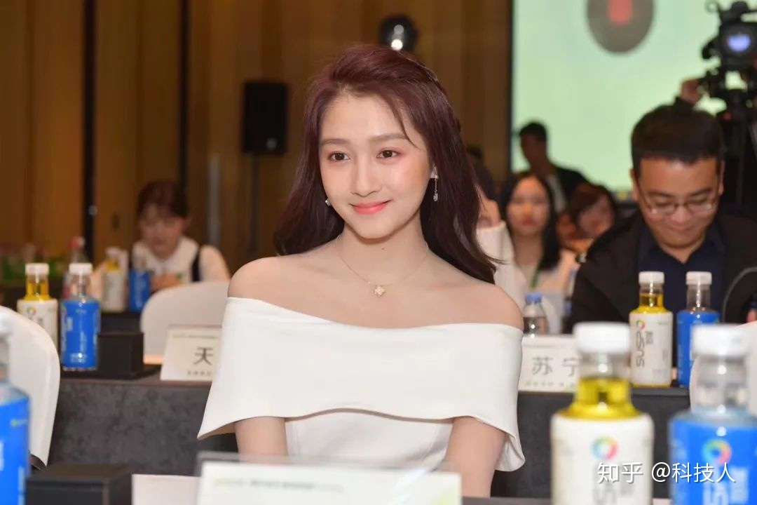 关晓彤成isdg品牌代言人环球捕手受邀出席签约仪式 知乎