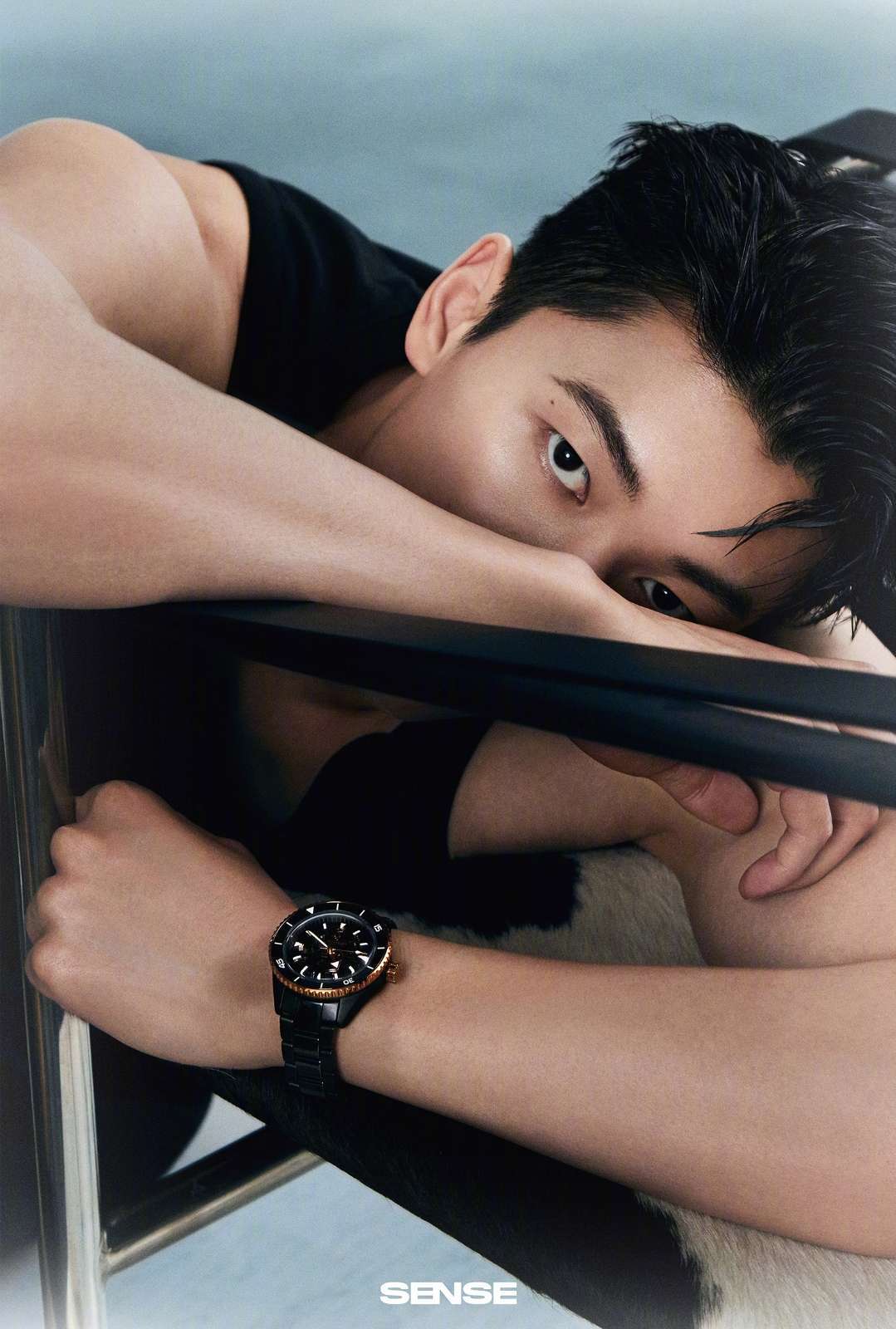 汪顺  72 sense二月刊 "颠簸路途至繁星"封面大片,结实的手臂肌肉