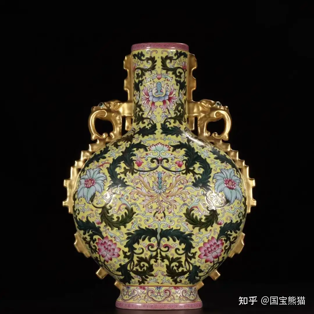 乾隆年制款粉白黄地雕刻描金缠枝莲象耳抱月瓶。尺寸；高：43.8cm 
