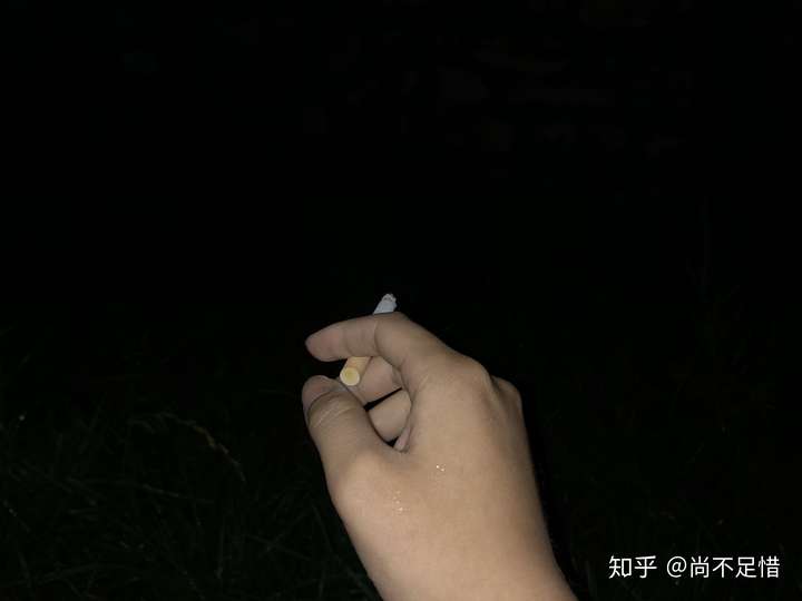 夜晚阳台抽烟图片图片