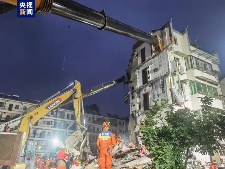 安徽铜陵居民楼坍塌致4死1伤,城市里的旧房子正在孤独地老去