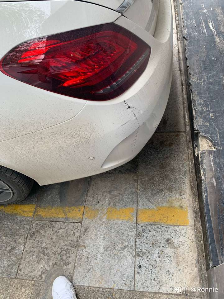 啊想问下奔驰很浅很浅的刮了一下 要多少钱修a?