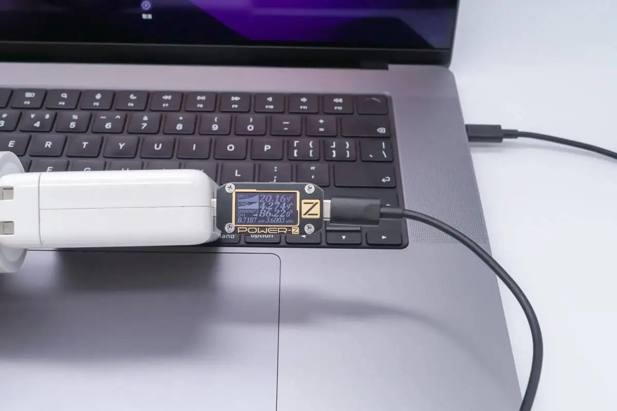 新款MacBook Pro 16快充体验：PD快充电压提升到28V，配备苹果首
