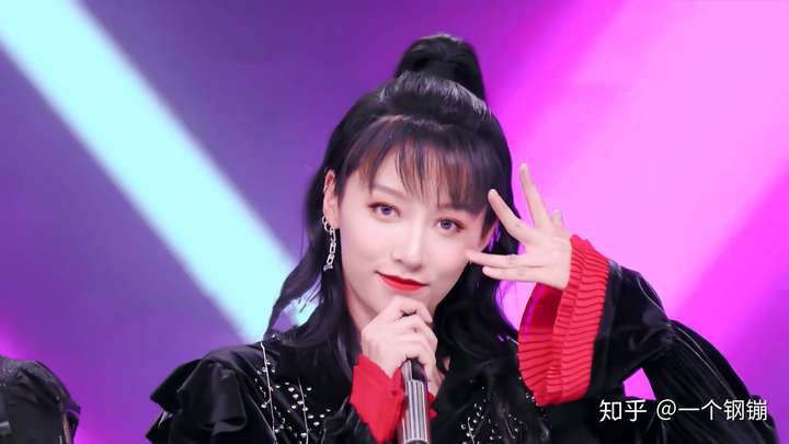 如何评价《青春有你 2》舞台上,刘雨昕在《im not yours》里的长发