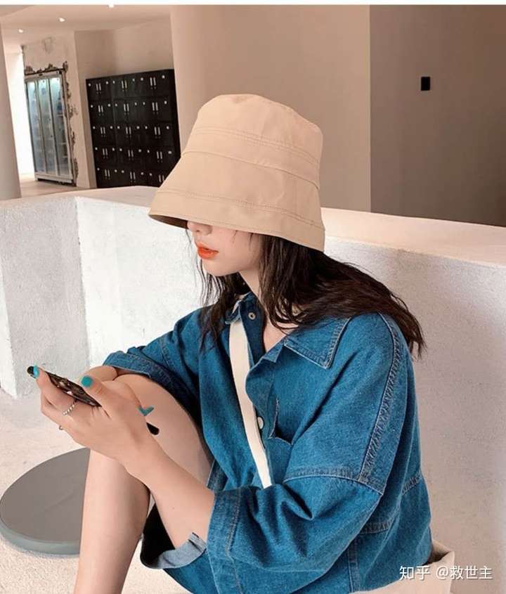 姜黄色的连衣裙配什么颜色的渔夫帽好看?