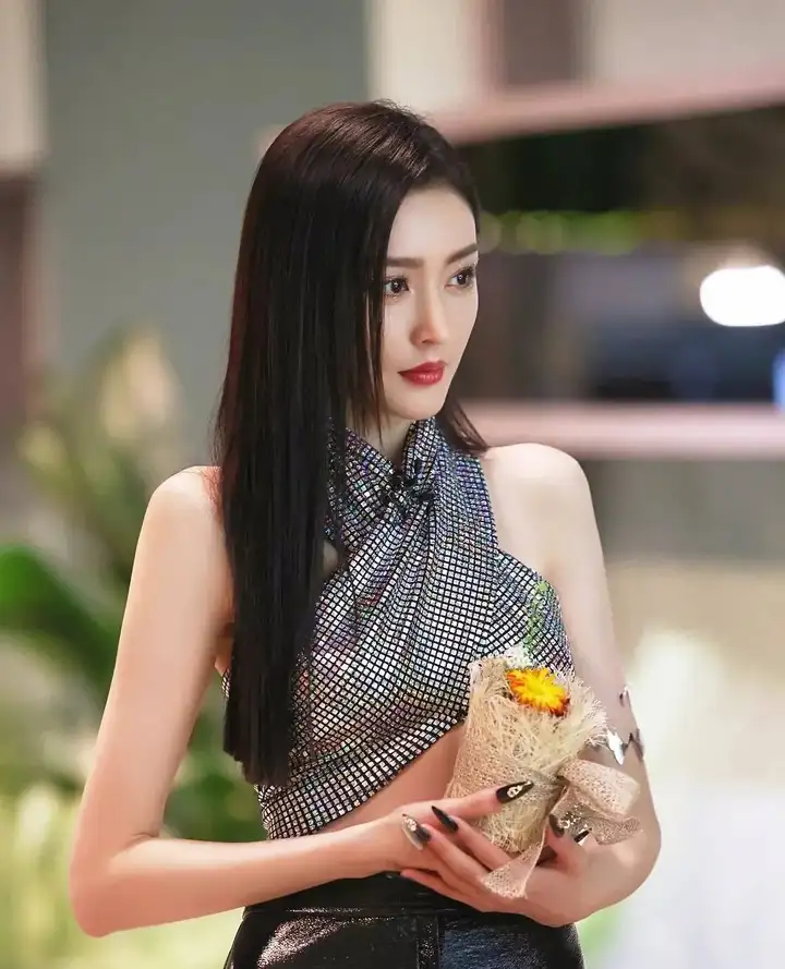 《乘风破浪》第三季开播：谢娜主持终于拿手卡了，有被王心凌甜到(2021乘风破浪第三季播出时间)
