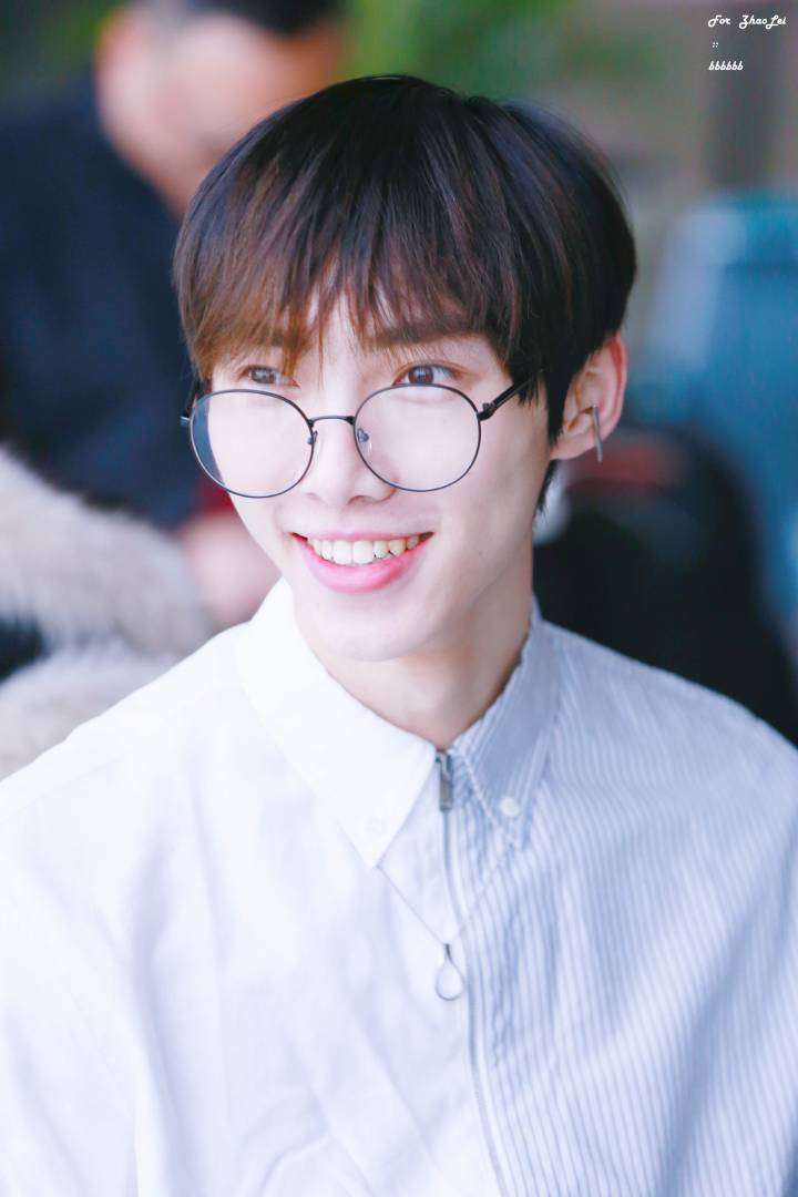 有没有戴耳环但不娘的男人?